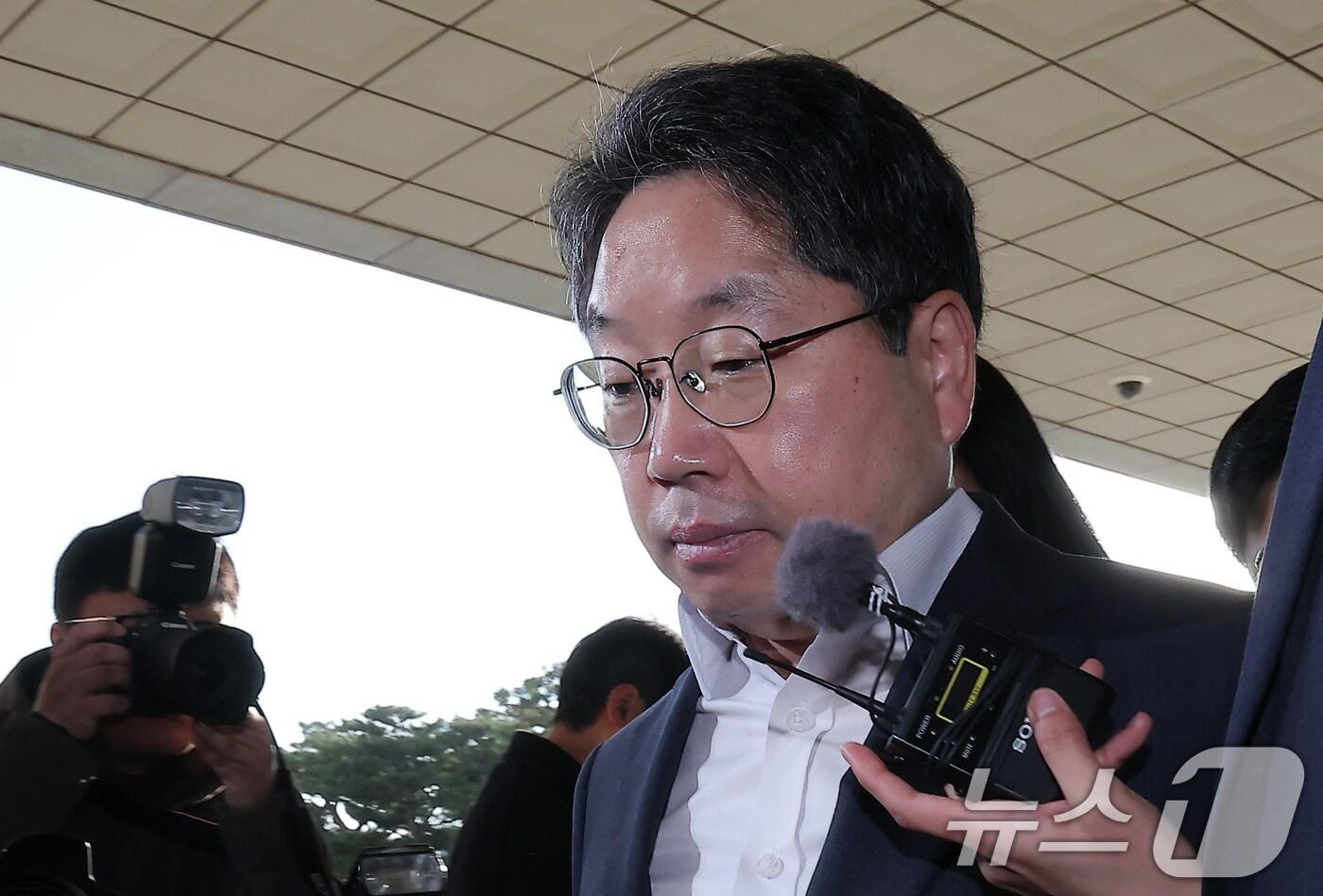 &#39;대장동 항소 포기&#39;로 검찰 내부에서 사퇴 압박을 받고 있는 노만석 검찰총장 직무대행이 12일 서울 서초구 대검찰청으로 출근하고 있다. 2025.11.12/뉴스1 ⓒ News1 김성진 기자