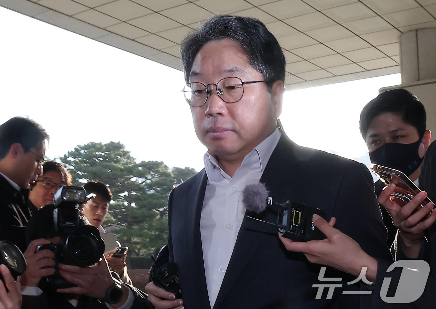 &#39;대장동 항소 포기&#39;로 검찰 내부에서 사퇴 압박을 받고 있는 노만석 검찰총장 직무대행이 12일 서울 서초구 대검찰청으로 출근하고 있다. 2025.11.12/뉴스1 ⓒ News1 김성진 기자