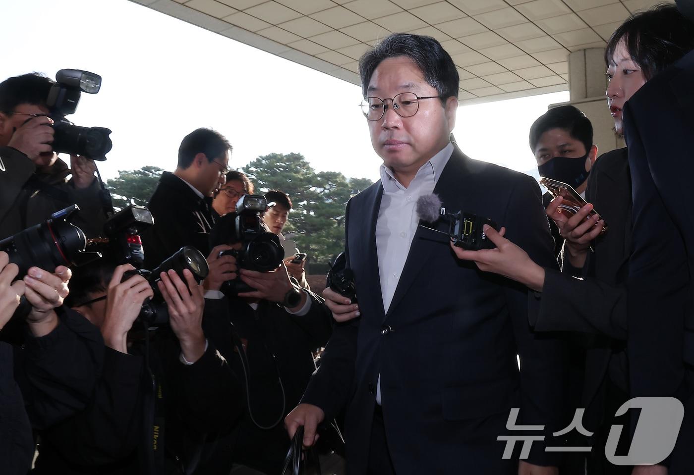 &#39;대장동 항소 포기&#39;로 검찰 내부에서 사퇴 압박을 받고 있는 노만석 검찰총장 직무대행이 12일 서울 서초구 대검찰청으로 출근하고 있다. 2025.11.12/뉴스1 ⓒ News1 김성진 기자