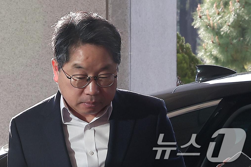 본문 이미지 - '대장동 항소 포기'로 검찰 내부에서 사퇴 압박을 받고 있는 노만석 검찰총장 직무대행이 12일 서울 서초구 대검찰청으로 출근하고 있다. 2025.11.12/뉴스1 ⓒ News1 김성진 기자