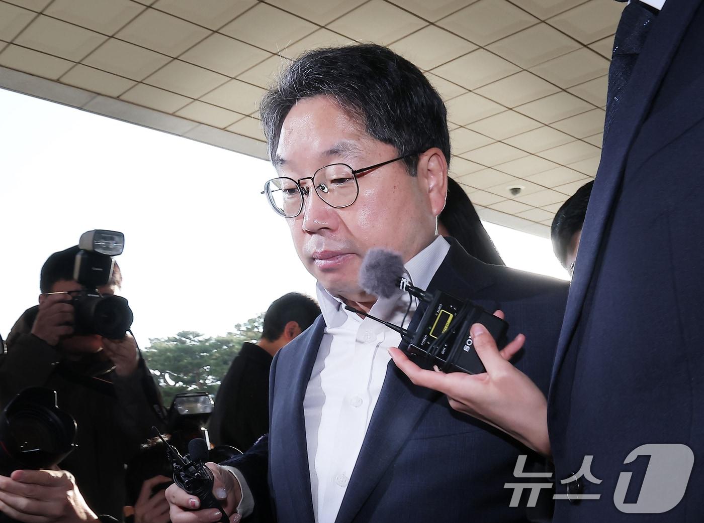 본문 이미지 - &#39;대장동 항소 포기&#39;로 검찰 내부에서 사퇴 압박을 받고 있는 노만석 검찰총장 직무대행이 12일 서울 서초구 대검찰청으로 출근하고 있다. 2025.11.12/뉴스1 ⓒ News1 김성진 기자