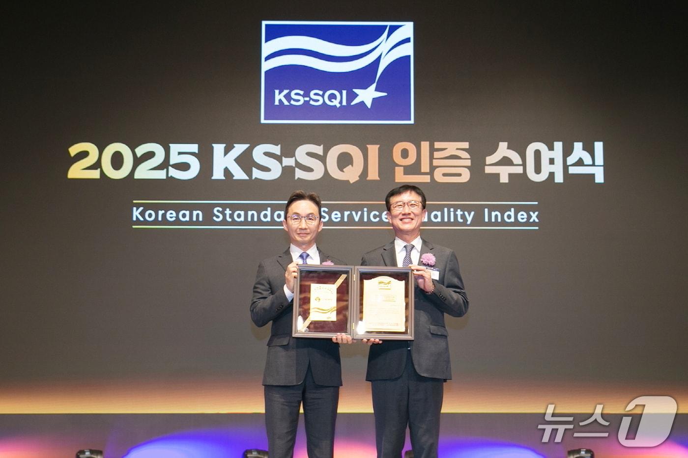 11일 서울 중구 소재 롯데호텔 서울에서 열린 2025 한국서비스품질지수&#40;KS-SQI&#41; 인증 수여식에서 &#40;왼쪽부터&#41; 조근행 롯데렌탈 마케팅부문장과 문동민 한국표준협회 회장이 기념촬영을 한 모습.&#40;롯데렌탈 제공&#41;. 2025.11.11.