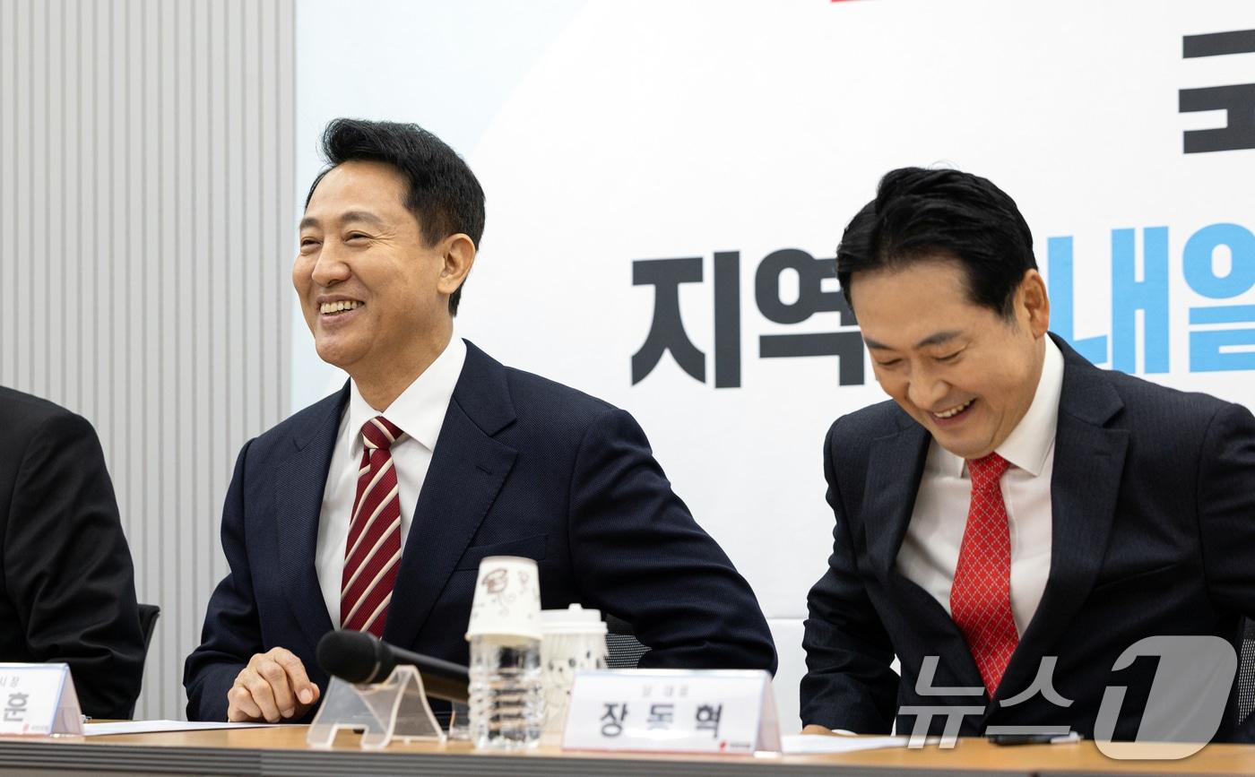 본문 이미지 - 2025년 11월 12일 장동혁 국민의힘 대표와 오세훈 서울시장이 서울 여의도 국민의힘 중앙당사에서 열린 지방선거총괄기획단 및 시·도 광역단체장 연석회의에 참석한 모습. 2025.11.12/뉴스1 ⓒ News1 이승배 기자
