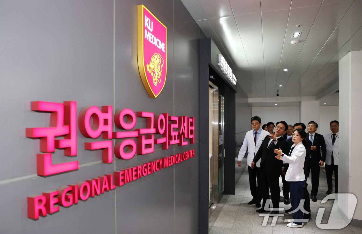 김민석 국무총리가 12일 오전 서울 성북구 고려대학교 안암병원을 찾아 권역응급의료센터 현장점검을 하고 있다. 2025.11.12/뉴스1 ⓒ News1 임세영 기자