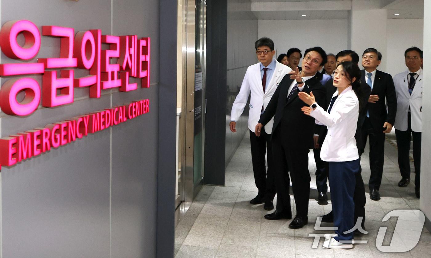 본문 이미지 - 김민석 국무총리가 12일 오전 서울 성북구 고려대학교 안암병원을 찾아 권역응급의료센터 현장점검을 하고 있다. (자료사진) 2025.11.12 ⓒ 뉴스1 임세영 기자