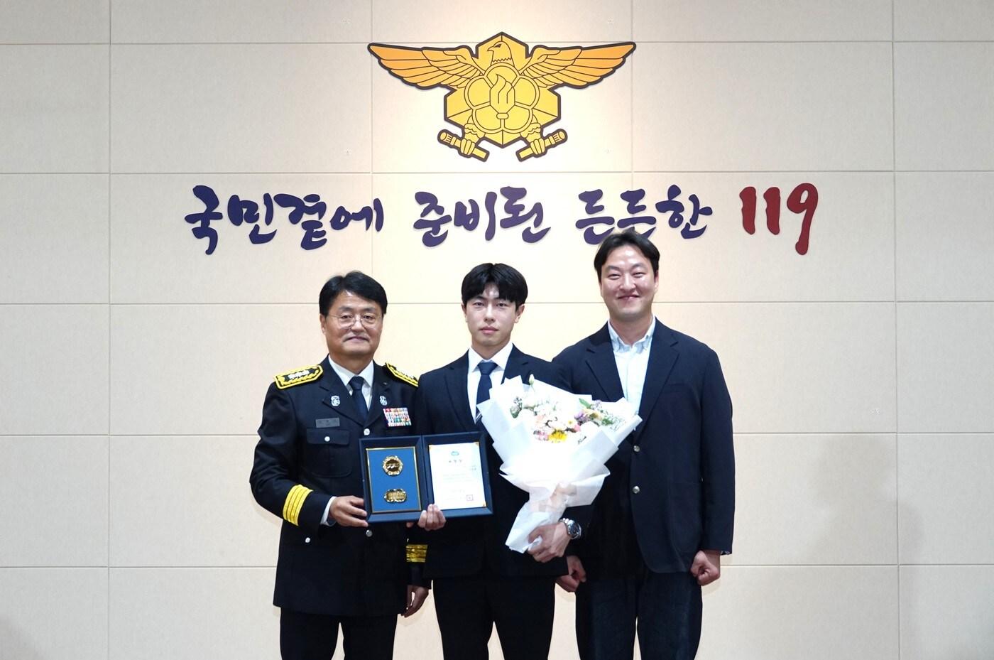 용인소방서 청문인권담당관 김홍기 소방령&#40;왼쪽부터&#41;과 제일헬스사이언스 권오준 매니저, 제일약품 이상욱 매니저가 위험물 안전 관리 공로를 인정받아 &#39;2025년 소방의 날&#39; 기념 유공 표창을 수상했다.&#40;제일헬스사이언스 제공&#41;/뉴스1