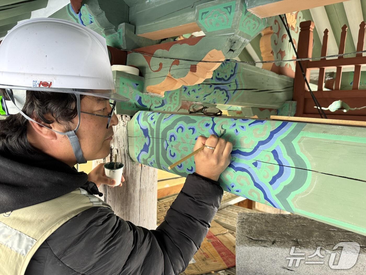 본문 이미지 - 춘천 청평사 회전문 전통 단청에 동록 안료를 적용하는 모습.&#40;춘천시 제공, 재판매 및 DB금지&#41;