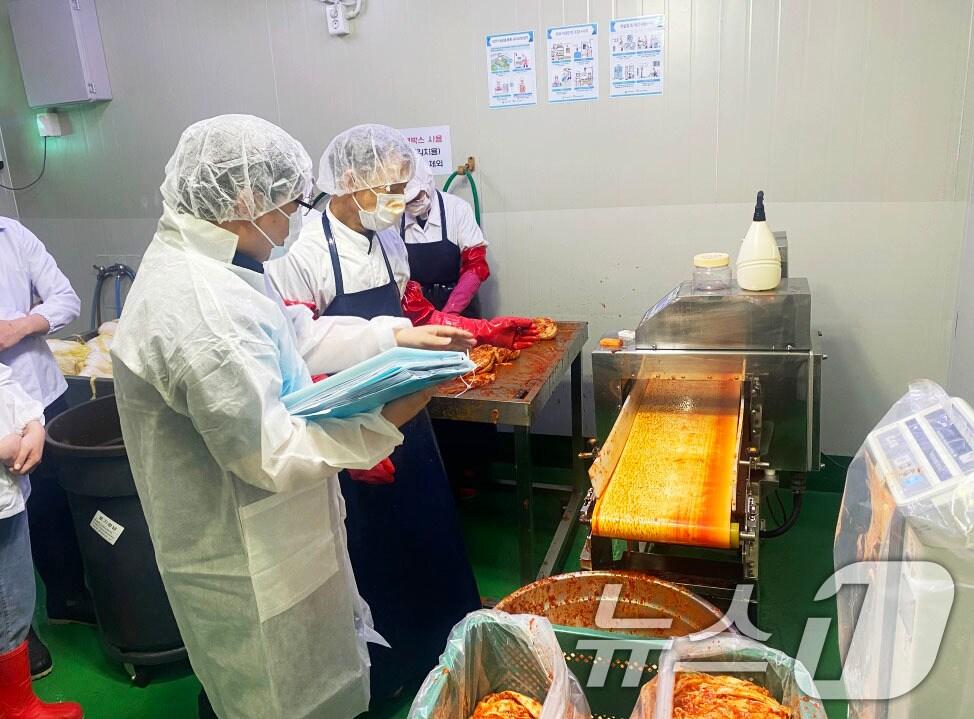 본문 이미지 - 광주시 민관 합동 점검반이 김장철 식재료와 성수품에 대한 위생관리 실태를 점검하고 있다.&#40;광주시 제공. 재판매 및 DB 금지&#41; 