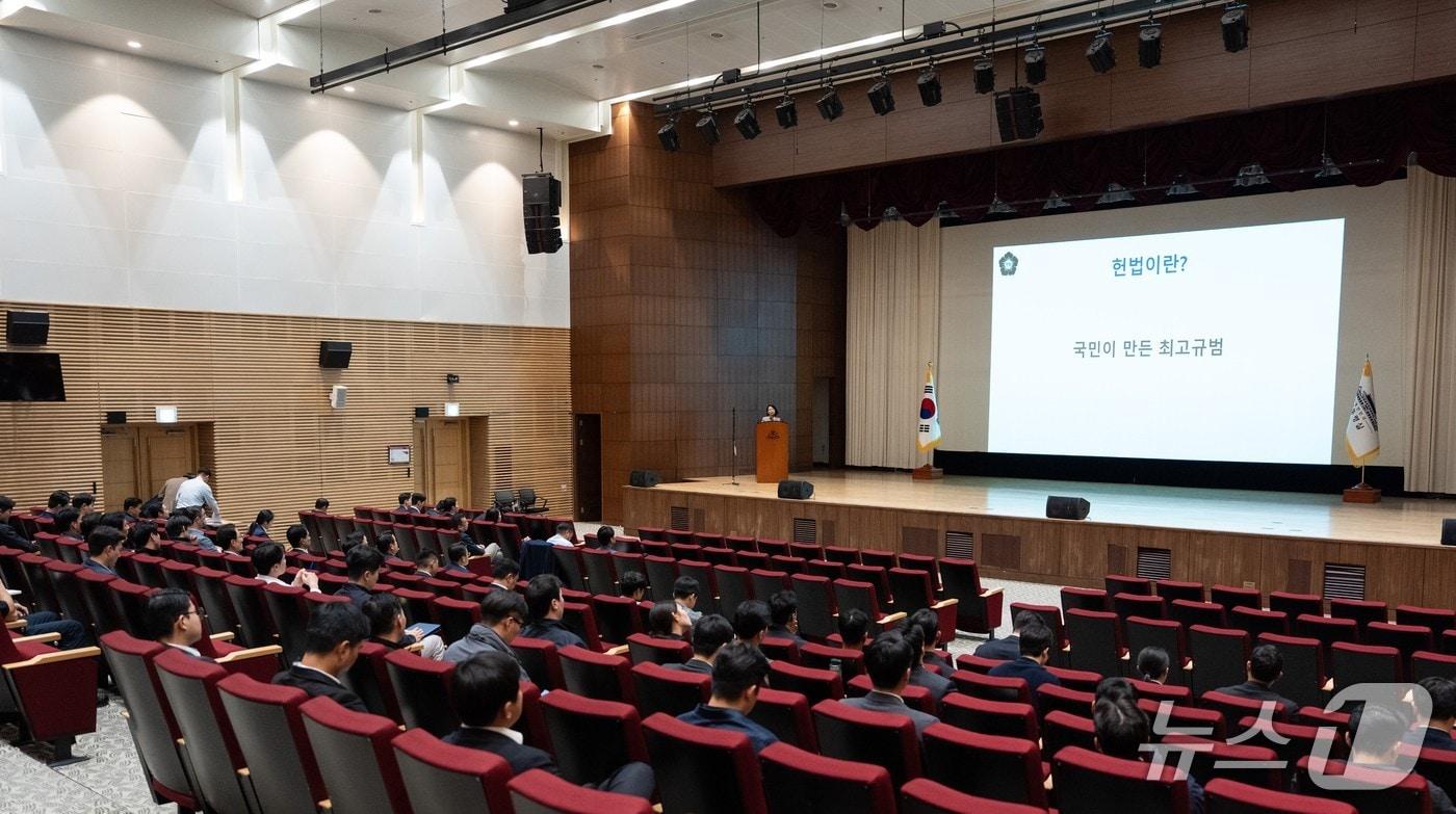 대통령경호처는 경호활동 전반에 헌법 가치를 내재화하고 법적 정당성과 책임성을 강화하기 위해 전 직원을 대상으로 헌법 교육을 실시하였다. 경호처 직원들이 지난 10월 13일 대통령실 대강당에서 헌법 강의를 듣고 있다. 사진=대통령경호처 제공