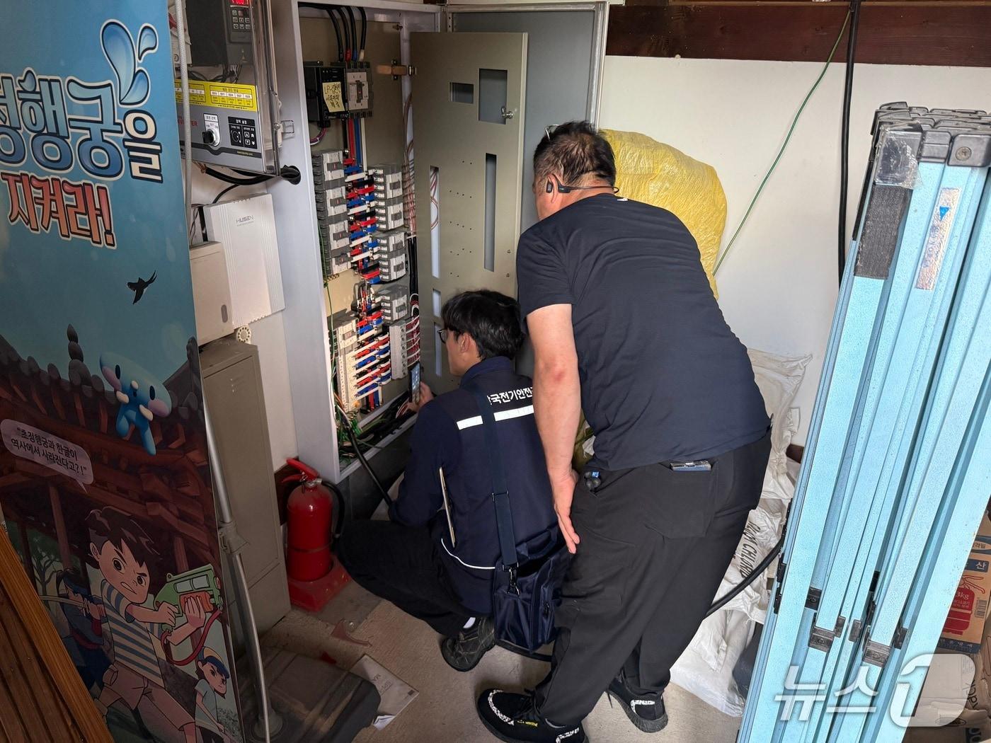 본문 이미지 - 청주시 축제장 위험 요소 사전 점검.&#40;시 제공&#41;/뉴스1