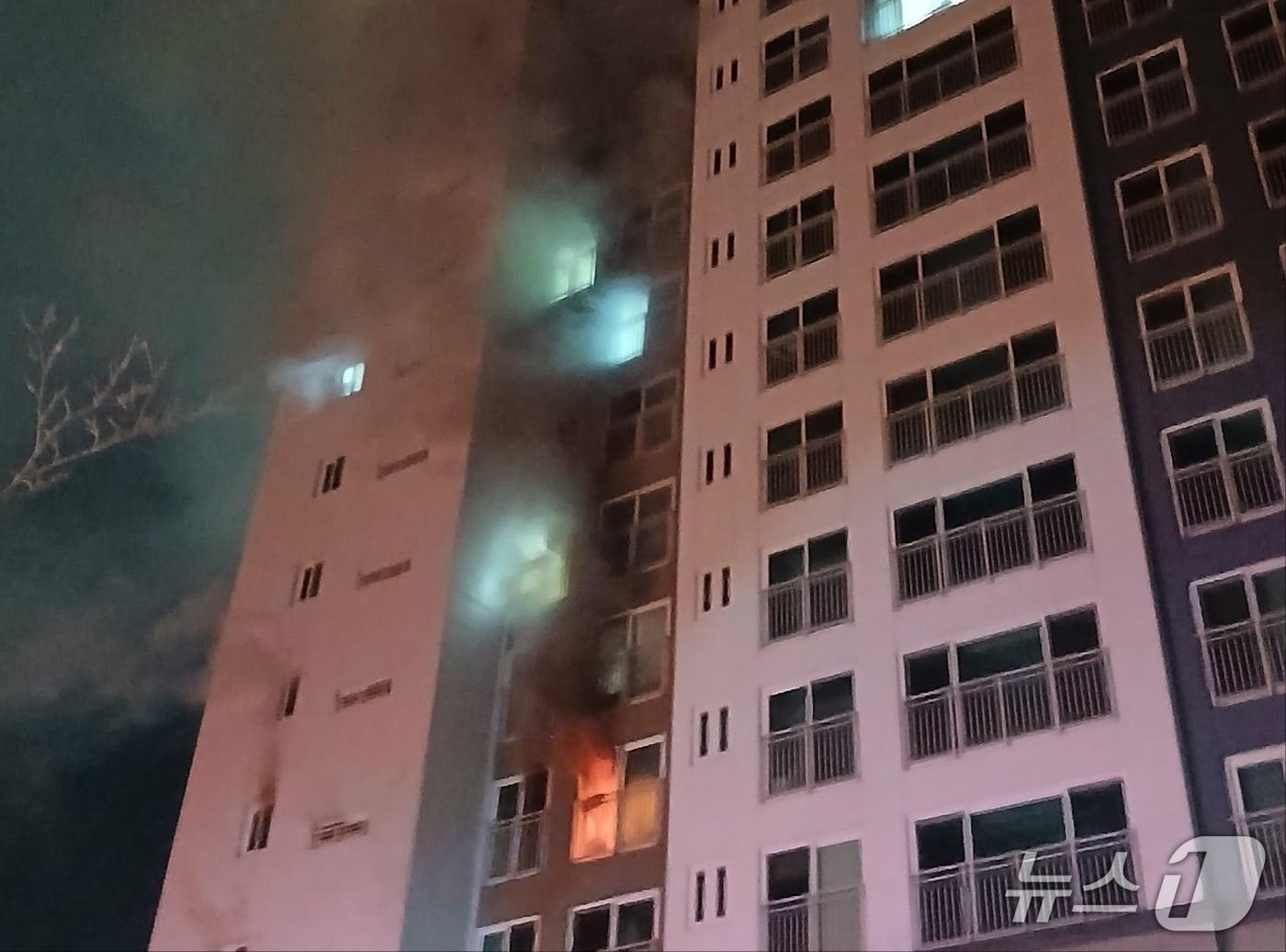 본문 이미지 - 12일 오전 4시30분께 대전 유성구 문지동의 한 아파트 3층에서 불이 나 1명이 숨졌다.(대전소방본부 제공) /뉴스1