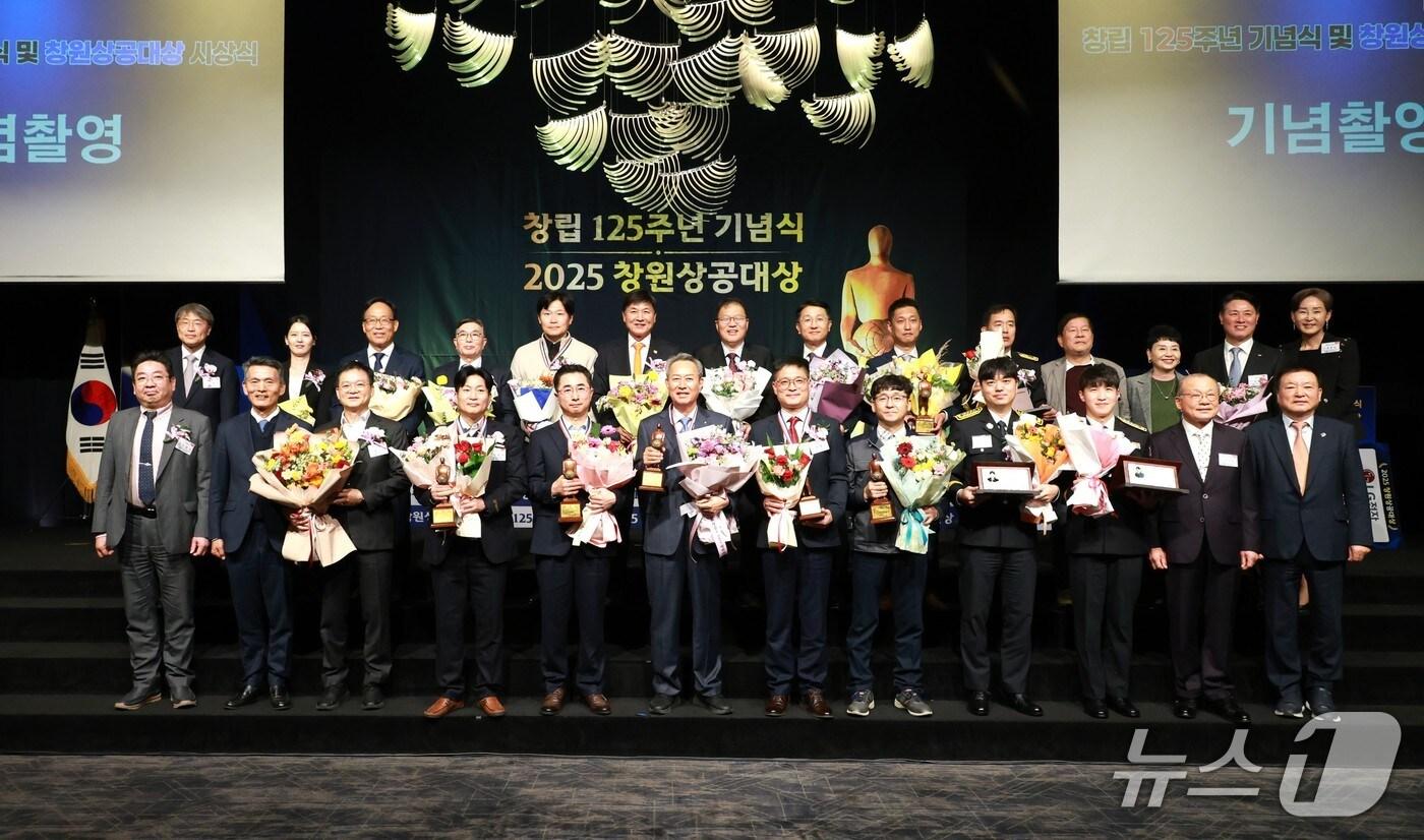 11일 창원 리베라컨벤션에서 열린 창원상의 창립 125주년 기념식 및 2025 창원상공대상 시상식에서 수상자들과 참석자들이 기념 촬영을 하고 있다.&#40;창원상의 제공. 재판매 및 DB금지&#41;