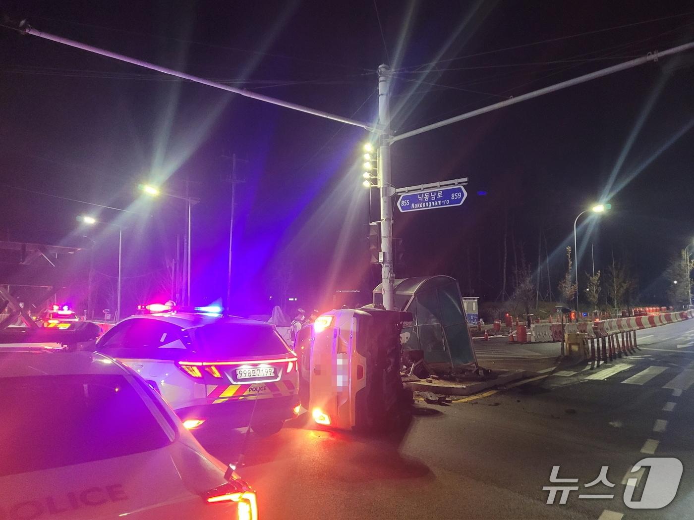 본문 이미지 - 12일 오전 0시 20분 부산 강서구 명지동 강서경찰서 앞 사거리에서 음주취소 수준의 운전자가 교통신호제어기를 충돌한 사건이 있었다. (경찰 제공. 재판매 및 DB금지)