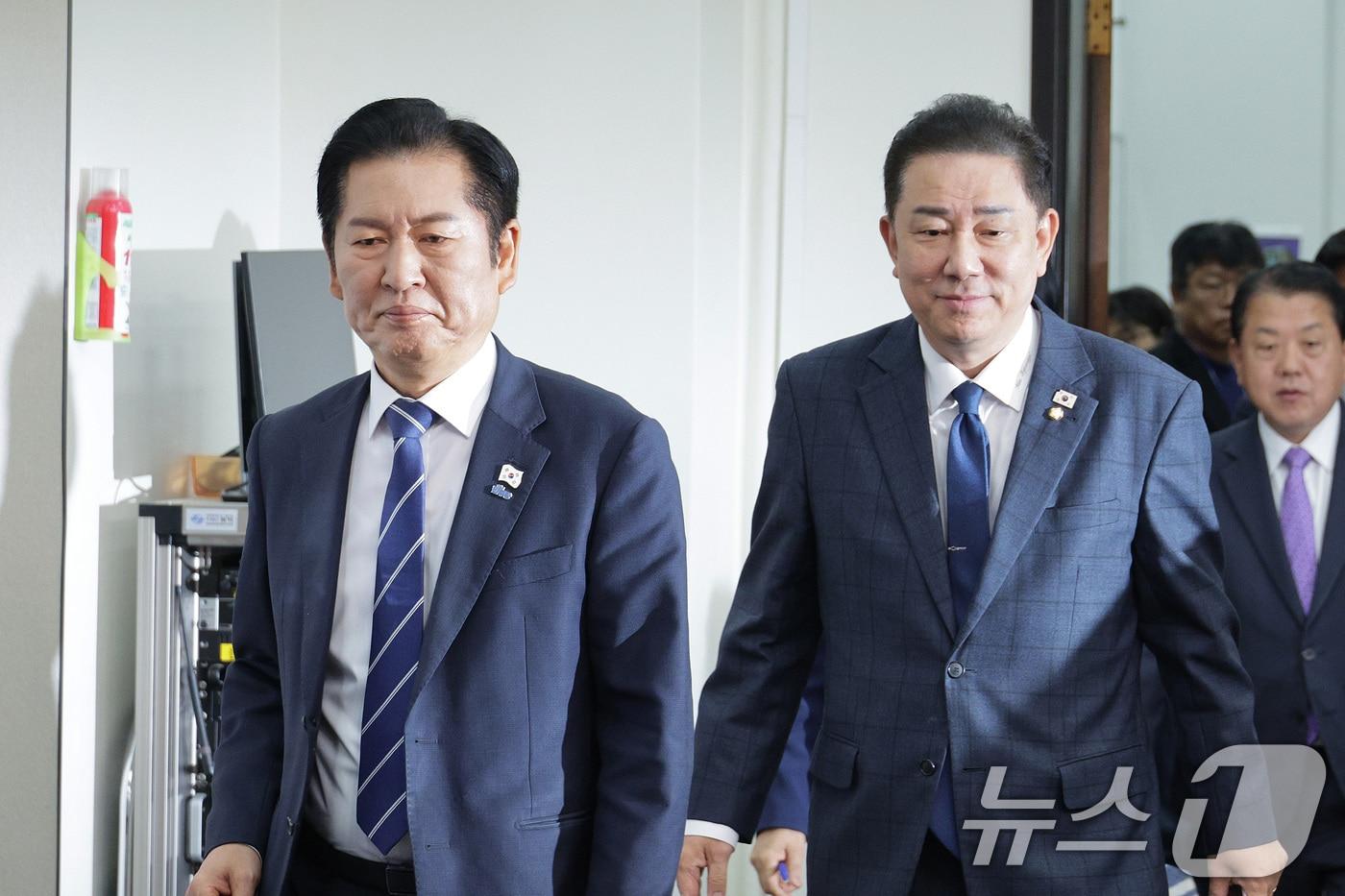 정청래 더불어민주당 대표와 김병기 원내대표가 12일 서울 여의도 국회에서 열린 최고위원회의에 참석하고 있다. 2025.11.12/뉴스1 ⓒ News1 신웅수 기자