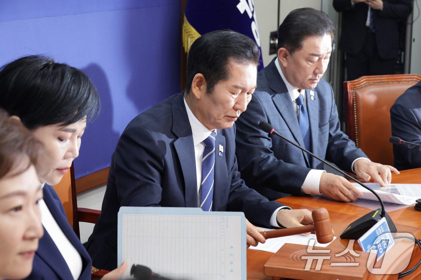 정청래 더불어민주당 대표가 12일 서울 여의도 국회에서 열린 최고위원회의를 개의하고 있다. ⓒ News1 신웅수 기자