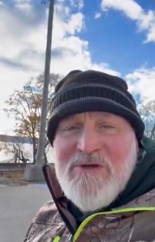 본문 이미지 - 미국 연방 정부 셧다운&#40;일시적 업무 중단&#41; 여파로 항공편이 불안정하자 공화당 소속 데릭 밴 오든 하원의원이 지역구인 위스콘신주에서 하원이 있는 워싱턴DC까지 오토바이를 타고 이동하고 있다고 CNN이 11일&#40;현지시간&#41; 보도했다. &#40;오든 소셜미디어 X&#41;