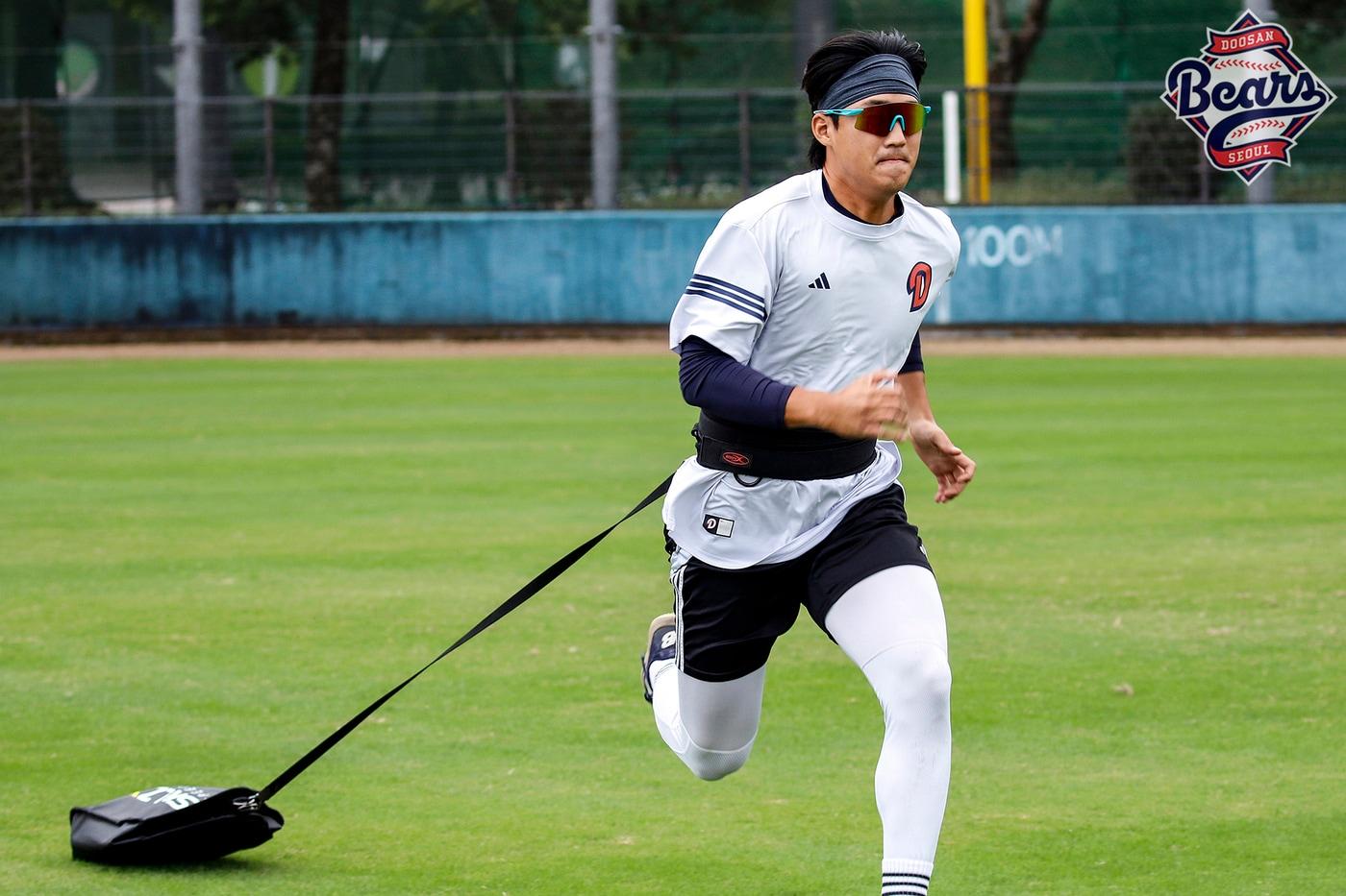 마무리 캠프 중인 두산 베어스 선수단이 15kg의 흙주머니를 차고 러닝 훈련을 하고 있다.(두산 베어스 제공)