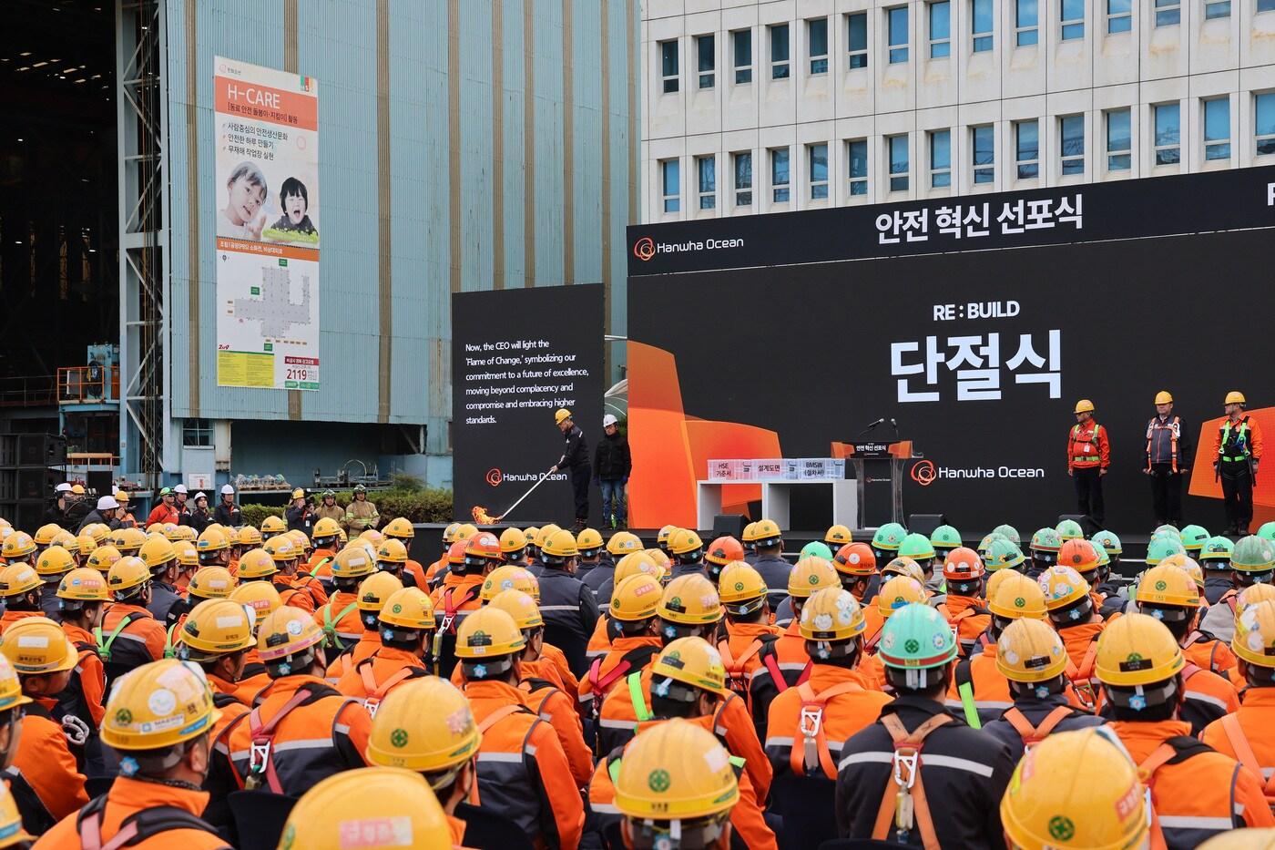 김희철 한화오션 대표이사가 관행에서 벗어나 안전과 관련된 모든 것을 &#39;리셋&#40;Re-Set&#41;&#39; 하자고 다짐하며 기존 작업절차서 등을 불태우고 있다. &#40;한화오션 제공&#41;