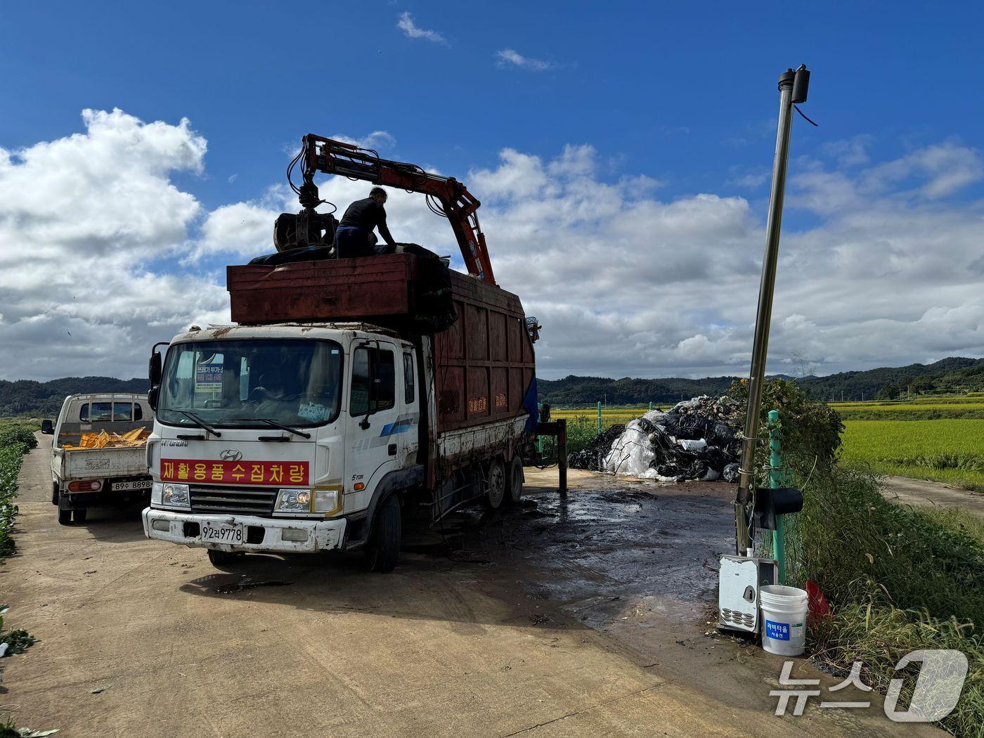 본문 이미지 - 영농폐기물 수거.&#40;전남도 제공. 재판매 및 DB금지&#41; 2025.11.12/뉴스1