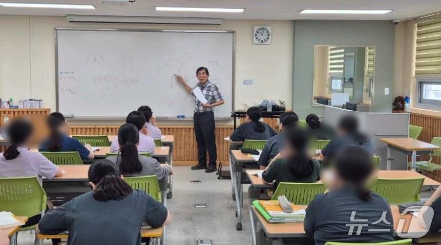 본문 이미지 - 청주소년원에서 소년원 학생들이 검정고시 수업을 듣고 있다.(법무부 제공)