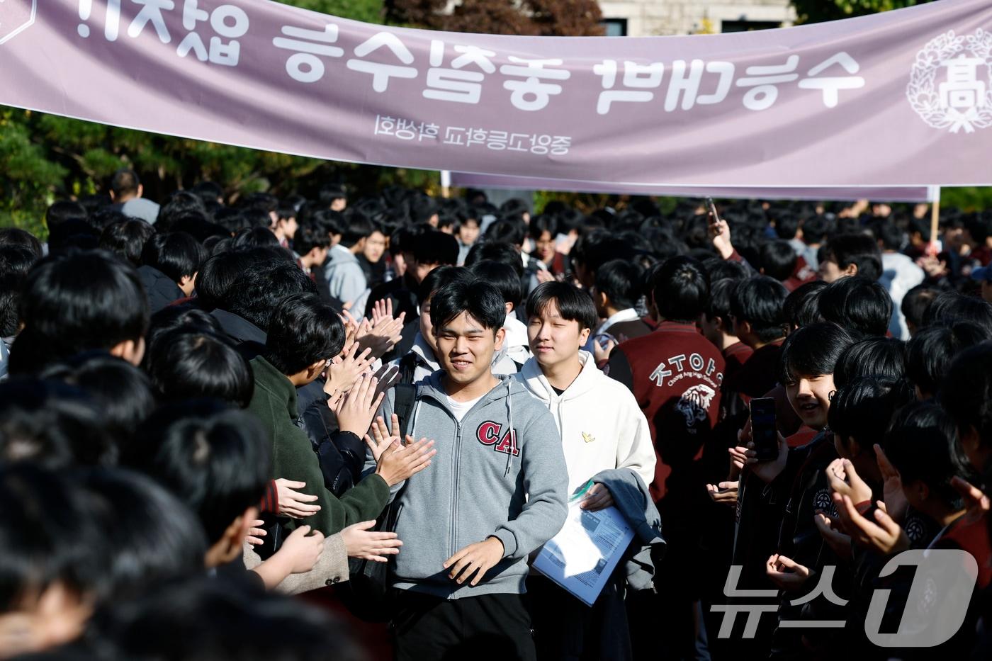 2026학년도 대학수학능력시험을 하루 앞둔 12일 오전 서울 종로구 계동 중앙고등학교에서 1,2학년 학생들이 수험표를 받은 뒤 학교를 나서는 3학년 선배들을 응원하고 있다. 2025.11.12/뉴스1 ⓒ News1 박정호 기자