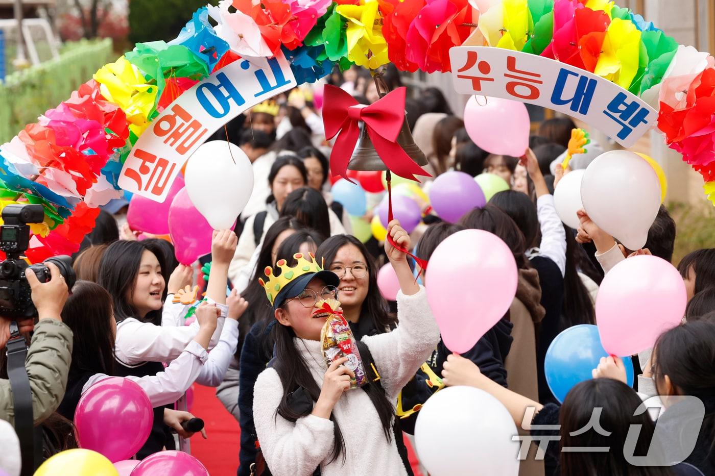 2026학년도 대학수학능력시험을 하루 앞둔 12일 광주 남구 설월여고에서 3학년 수험생들이 후배들과 선생님의 응원속에 &#39;합격종&#39;을 치며 교정을 나서고 있다. 2025.11.12/뉴스1 ⓒ News1 김태성 기자