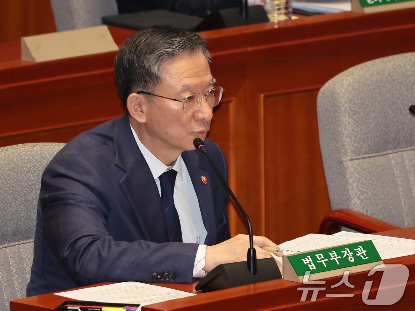 본문 이미지 - 정성호 법무부 장관이 12일 서울 여의도 국회에서 열린 예산결산특별위원회 전체회의에 출석해 의원 질의에 답변하고 있다. 2025.11.12/뉴스1 ⓒ News1 장수영 기자