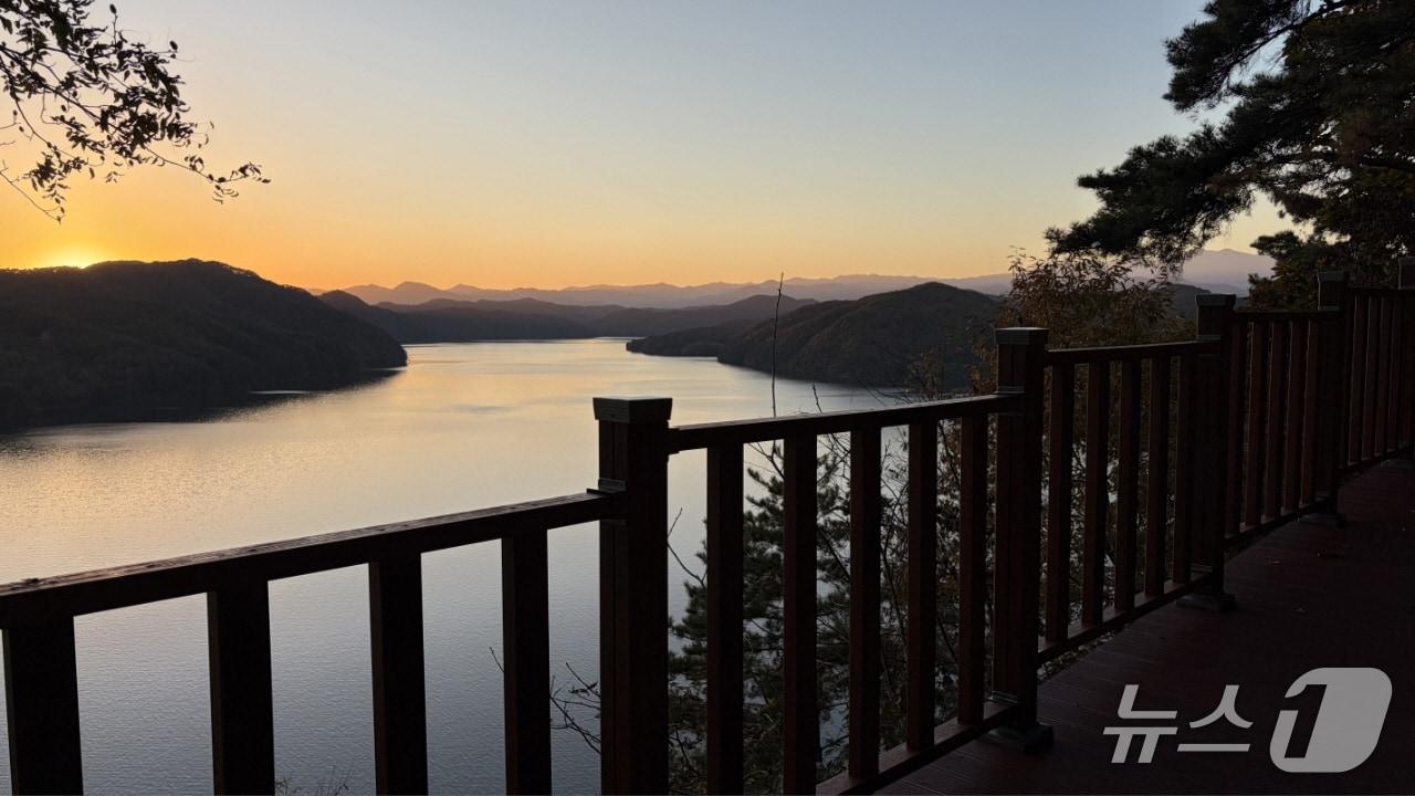 본문 이미지 - 진주 진양호의 노을&#40;진주시 제공. 재판매 및 DB금지&#41;.