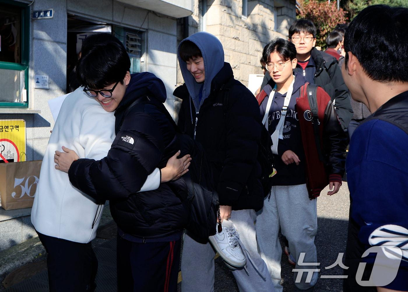 본문 이미지 - 2026학년도 대학수학능력시험을 하루 앞둔 12일 오전 서울 종로구 계동 중앙고등학교에서 수험표를 받은 뒤 학교를 나서는 3학년 학생들이 교사들의 격려와 응원을 받고 있다. 2025.11.12/뉴스1 ⓒ News1 박정호 기자