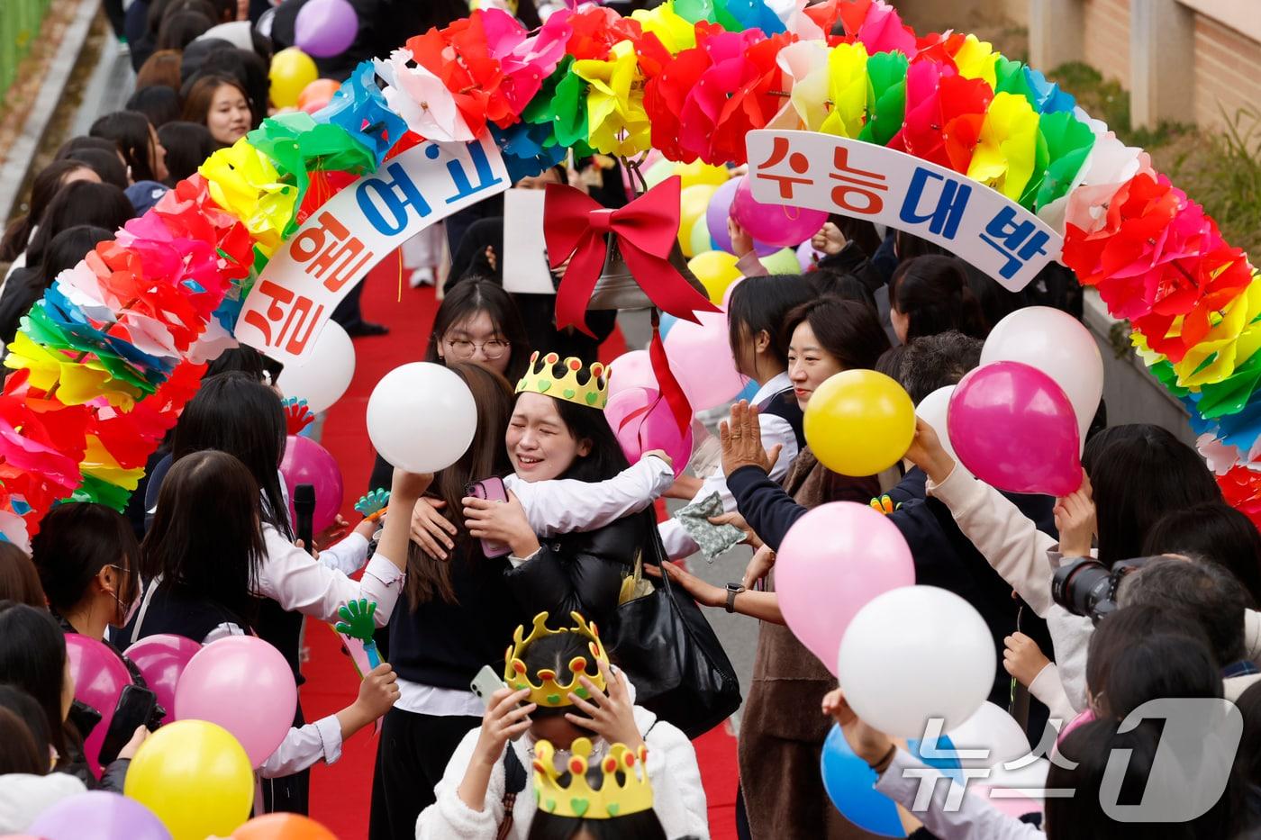 2026학년도 대학수학능력시험을 하루 앞둔 12일 광주 남구 설월여고에서 3학년 수험생들이 수험표를 받고 학생과 선생님 응원속에 레드카펫위로 '합격종'을 치며 교정을 나서고 있다. ⓒ News1 김태성 기자