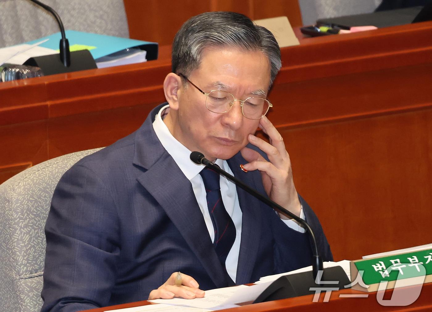 본문 이미지 - 정성호 법무부 장관이 12일 서울 여의도 국회에서 열린 예산결산특별위원회 전체회의에 출석해 자료를 살펴보고 있다. 2025.11.12/뉴스1 ⓒ News1 장수영 기자