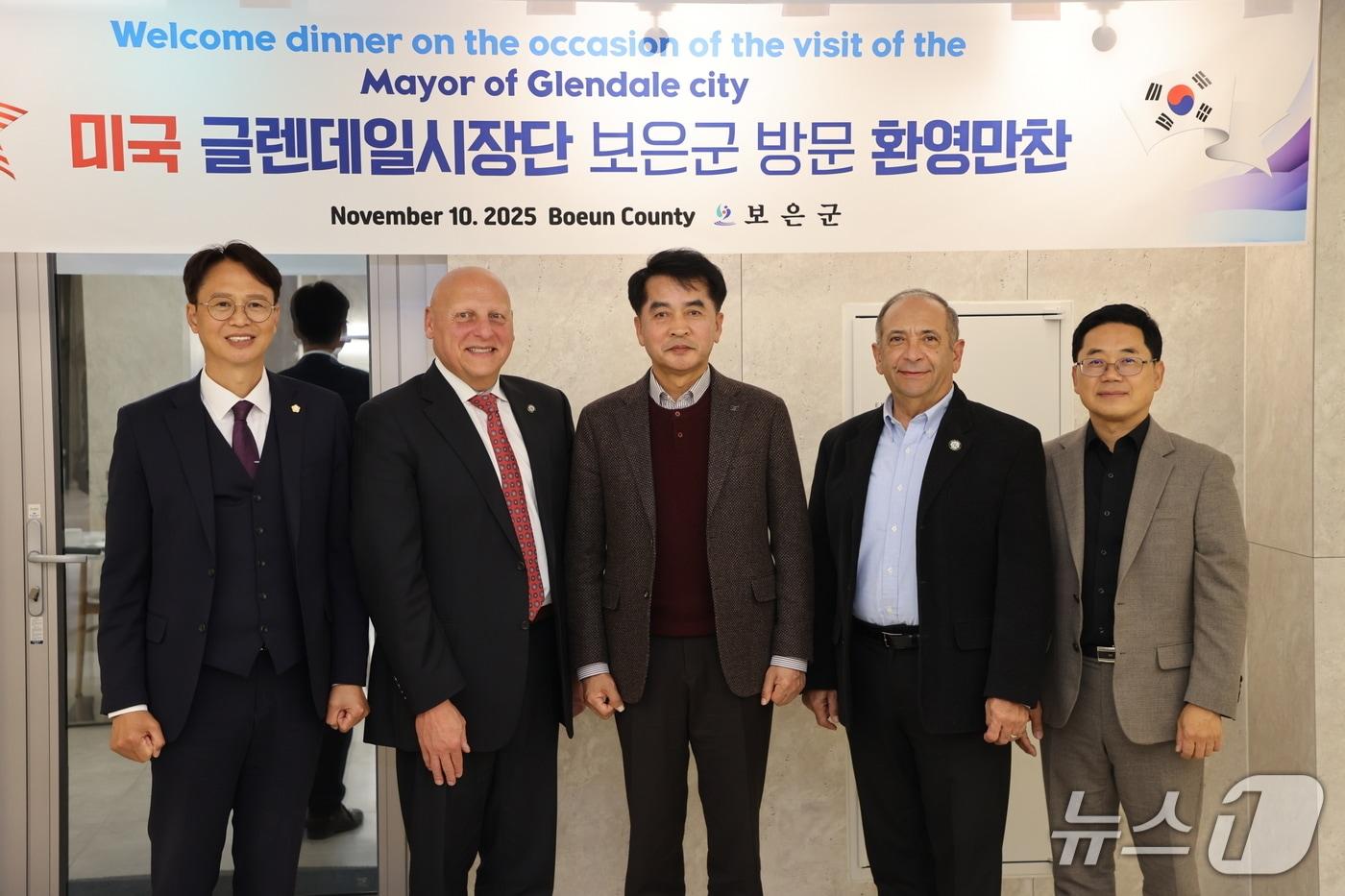 최재형 보은군수&#40;가운데&#41;와 미국 캘리포니아주 LA카운티 글렌데일시 관계자가 방문 기념 촬영을 하고 있다. &#40;보은군 제공. 재판매 및 DB금지&#41; /뉴스1 