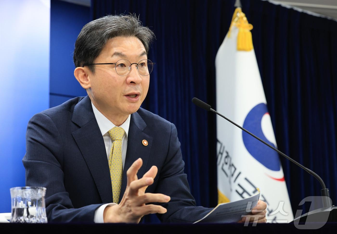 이억원 금융위원회 위원장이 12일 오전 서울 종로구 정부서울청사에서 열린 정례 기자간담회에서 발언을 하고 있다. 2025.11.12/뉴스1 ⓒ News1 임세영 기자