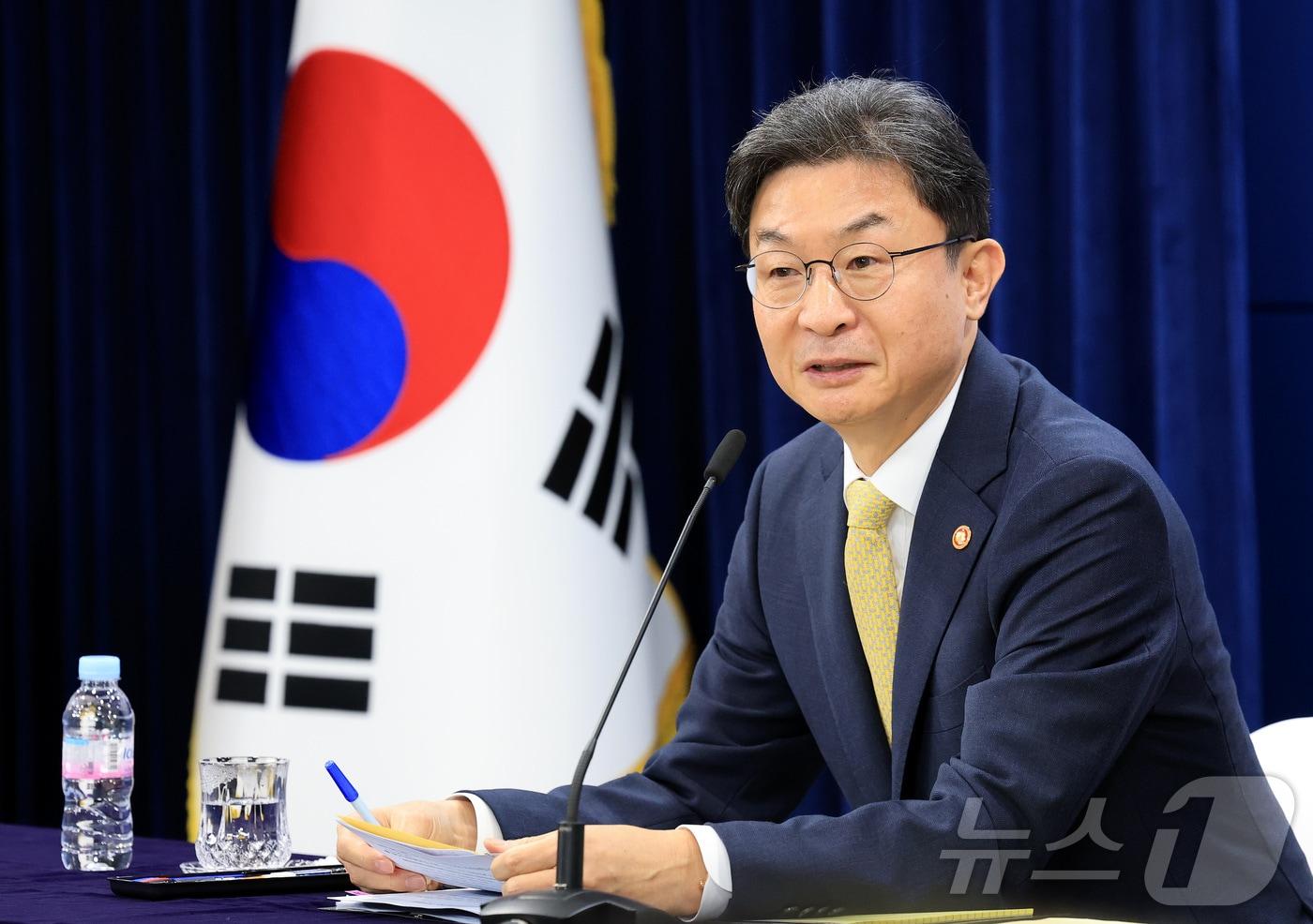 본문 이미지 - 이억원 금융위원회 위원장이 12일 오전 서울 종로구 정부서울청사에서 열린 정례 기자간담회에서 발언을 하고 있다. 2025.11.12/뉴스1 ⓒ News1 임세영 기자