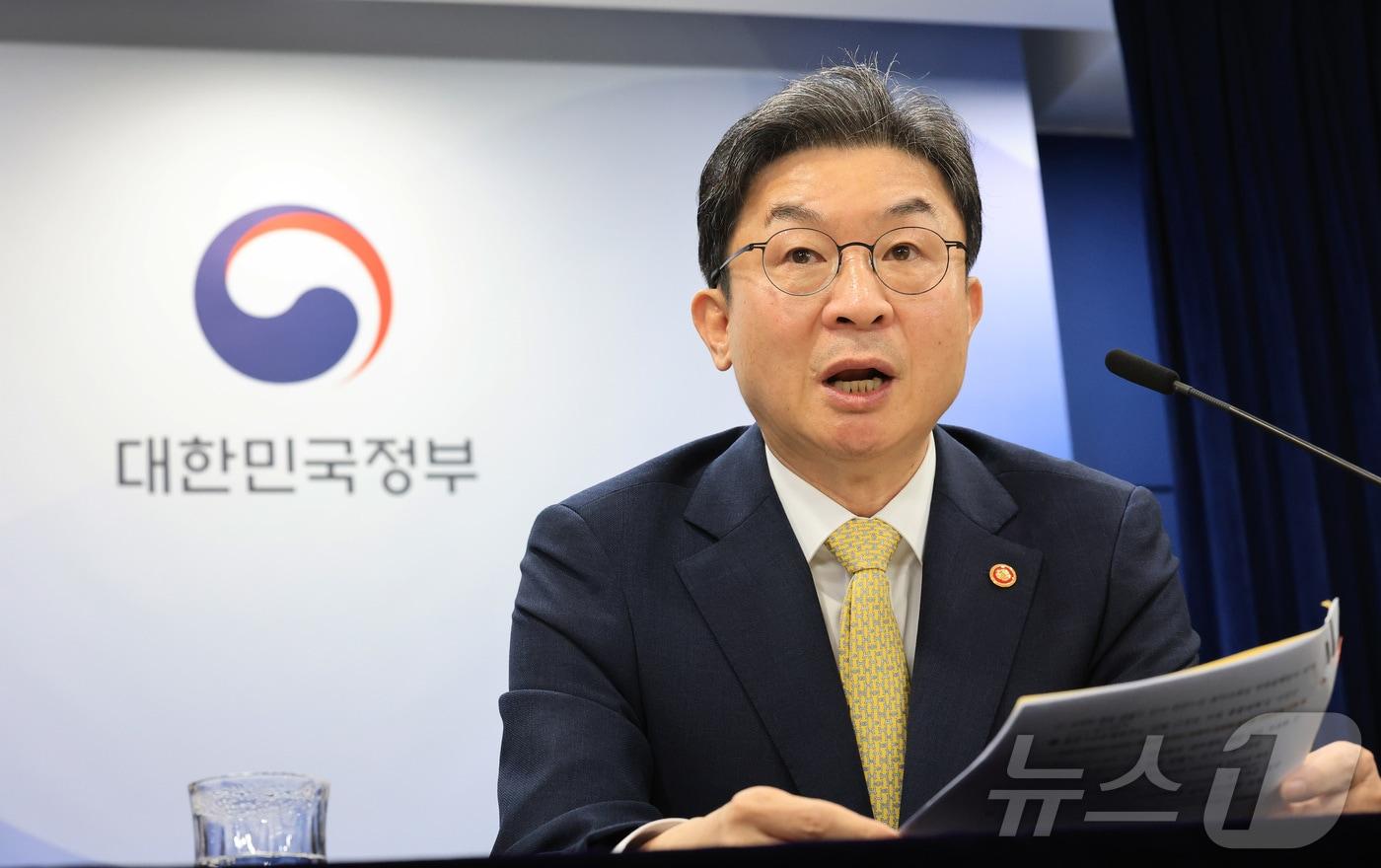 이억원 금융위원회 위원장이 12일 오전 서울 종로구 정부서울청사에서 열린 정례 기자간담회에서 발언을 하고 있다. 2025.11.12/뉴스1 ⓒ News1 임세영 기자