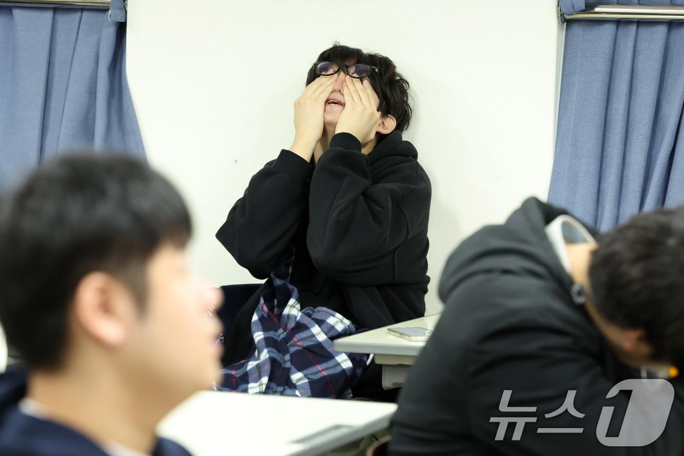 2026학년도 대학수학능력시험 예비소집일인 12일 광주 서석고등학교에서 한 학생이 긴장한 모습을 보이고 있다. 2025.11.12/뉴스1 ⓒ News1 이승현 기자