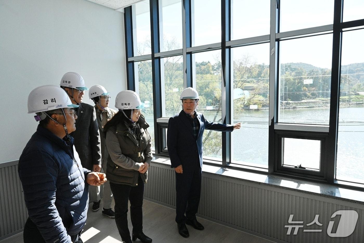 성낙인 창녕군수&#40;오른쪽 첫번째&#41;가 11일 장애인복지 클러스터 신축 공사 현장을 점검하고 있다&#40;창녕군 제공. 재판매 및 DB금지&#41;.