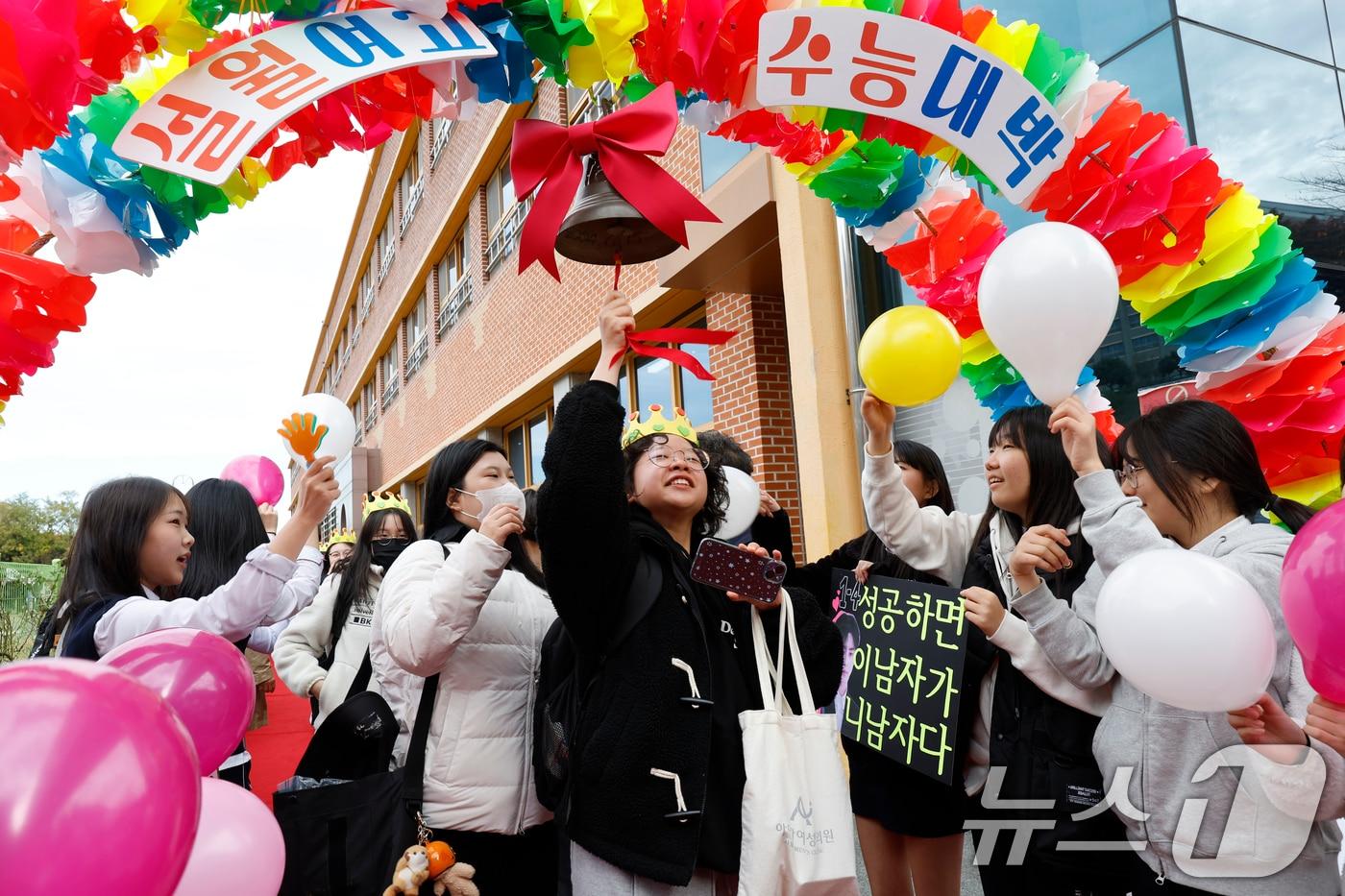 2026학년도 대학수학능력시험을 하루 앞둔 12일 광주 남구 설월여고에서 3학년 수험생들이 후배들이 합격종을 치며 나서고 있다. 2025.11.12/뉴스1 ⓒ News1 김태성 기자