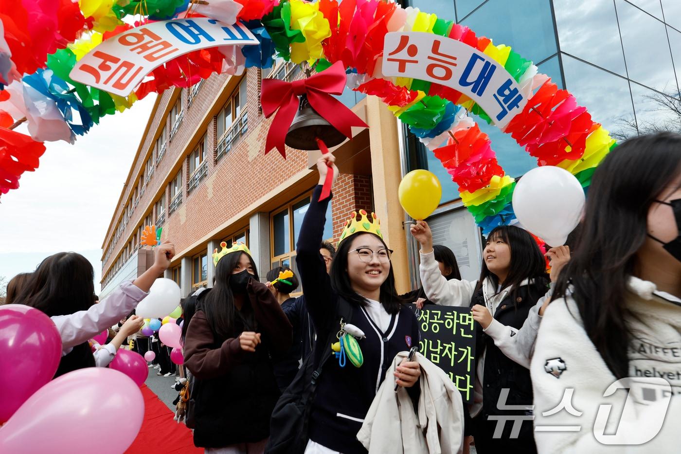 2026학년도 대학수학능력시험을 하루 앞둔 12일 광주 남구 설월여고에서 3학년 수험생들이 후배들이 마련한 합격종을 치며 나서고 있다. 2025.11.12/뉴스1 ⓒ News1 김태성 기자