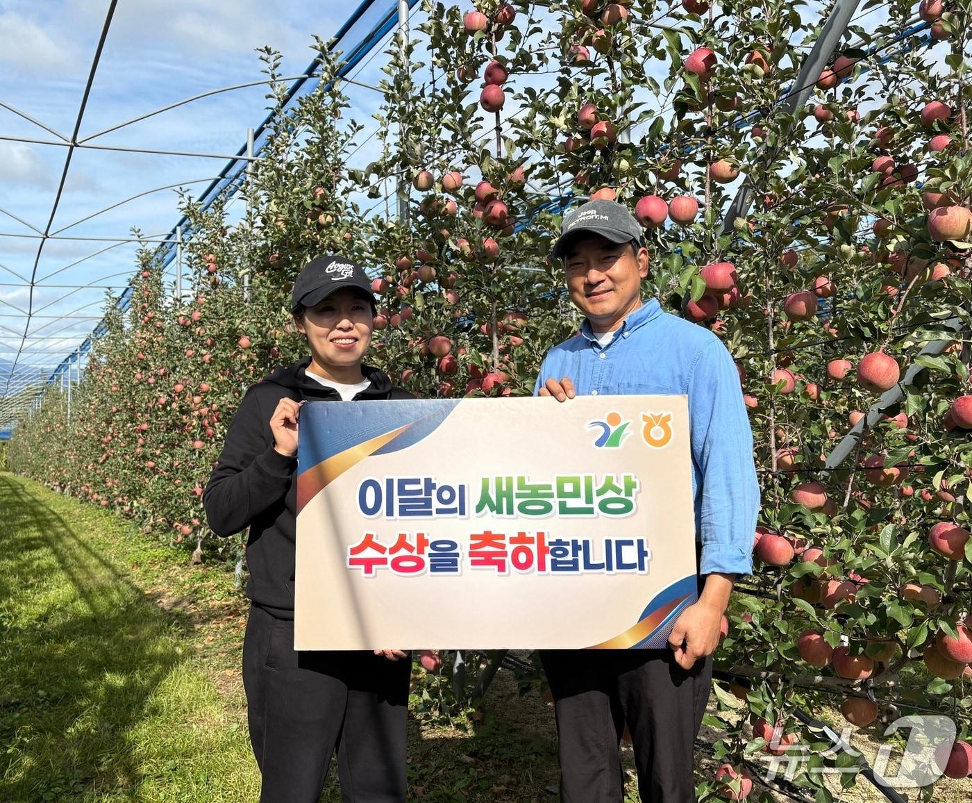 본문 이미지 - 11월 이달의 새농민상에 선정된 춘천원예농협 이인영‧박은남 부부.&#40;농협 강원본부 제공. 재판매 및 DB금지&#41;/뉴스1