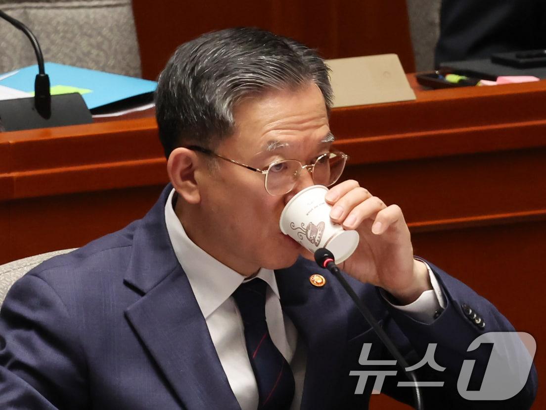 본문 이미지 - 정성호 법무부 장관이 12일 서울 여의도 국회에서 열린 예산결산특별위원회 전체회의에 출석해 목을 축이고 있다. ⓒ News1 장수영 기자