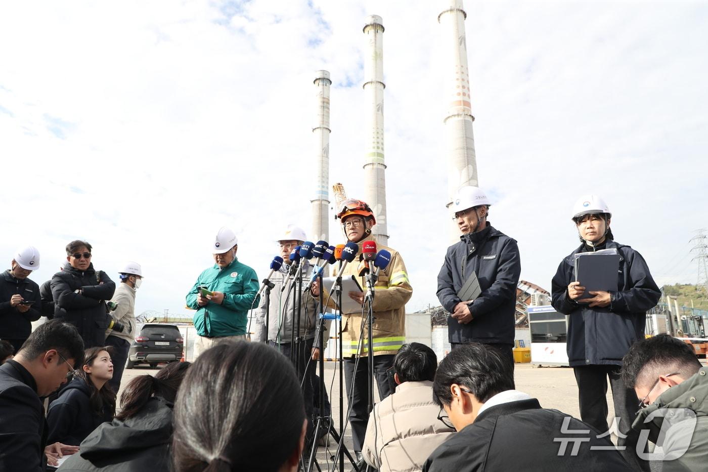 김정식 울산남부소방서 예방안전과장이 12일 오전 울산화력발전소 붕괴 사고 현장에서 브리핑을 하고 있다. 2025.11.12/뉴스1 ⓒ News1 조민주 기자