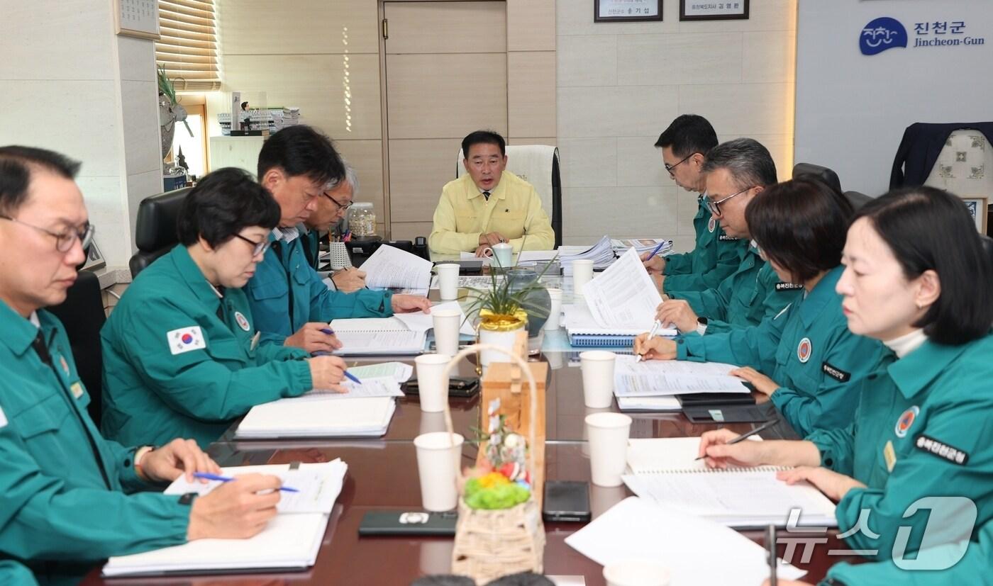 충북 진천군은 12일 군수 집무실에서 지난달 발생한 음성 대소면 기업체 화학 사고와 관련한 대책회의를 열었다.&#40;진천군 제공, 재판매 및 DB금지&#41;/뉴스1