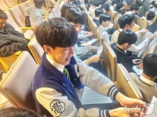 본문 이미지 - 전북 전주 영생고등학교 학생이 12일 진행된 예비소집에서 수험표를 받고 있다./뉴스1