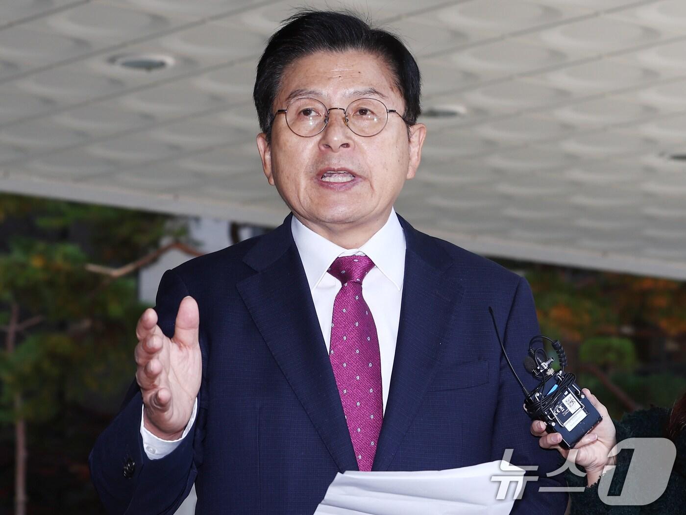 본문 이미지 - 내란 선전·선동 혐의 관련 내란특검팀에 의해 체포된 황교안 전 국무총리가 12일 오전 서울 서초구 내란 특검 사무실이 마련된 서울고등검찰청에서 출석하며 입장을 밝히고 있다. 2025.11.12/뉴스1 ⓒ News1 김민지 기자