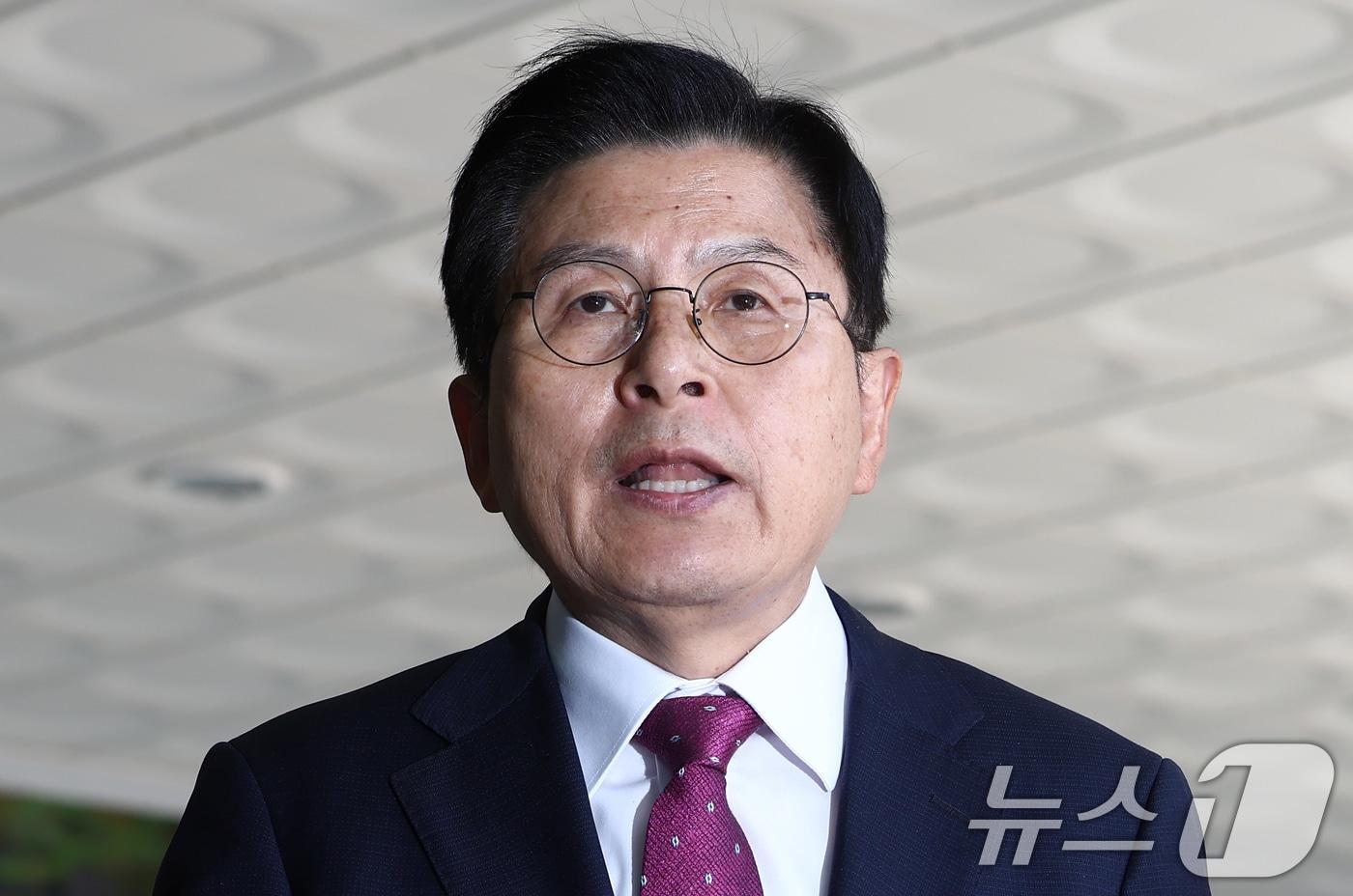 내란 선전·선동 혐의 관련 내란특검팀에 의해 체포된 황교안 전 국무총리가 12일 오전 서울 서초구 내란 특검 사무실이 마련된 서울고등검찰청에서 출석하며 입장을 밝히고 있다. 2025.11.12/뉴스1 ⓒ News1 김민지 기자