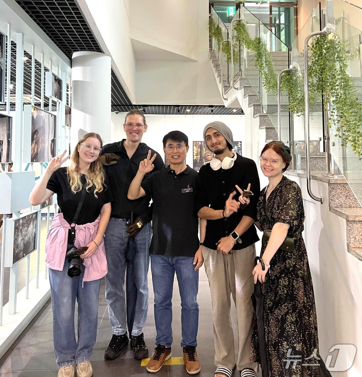 본문 이미지 -  외국인 관광객에게 해설하는 조진호 단양 고수동굴 센터장&#40;중앙&#41;.&#40;단양군 제공. 재판매 및 DB금지&#41;/뉴스1