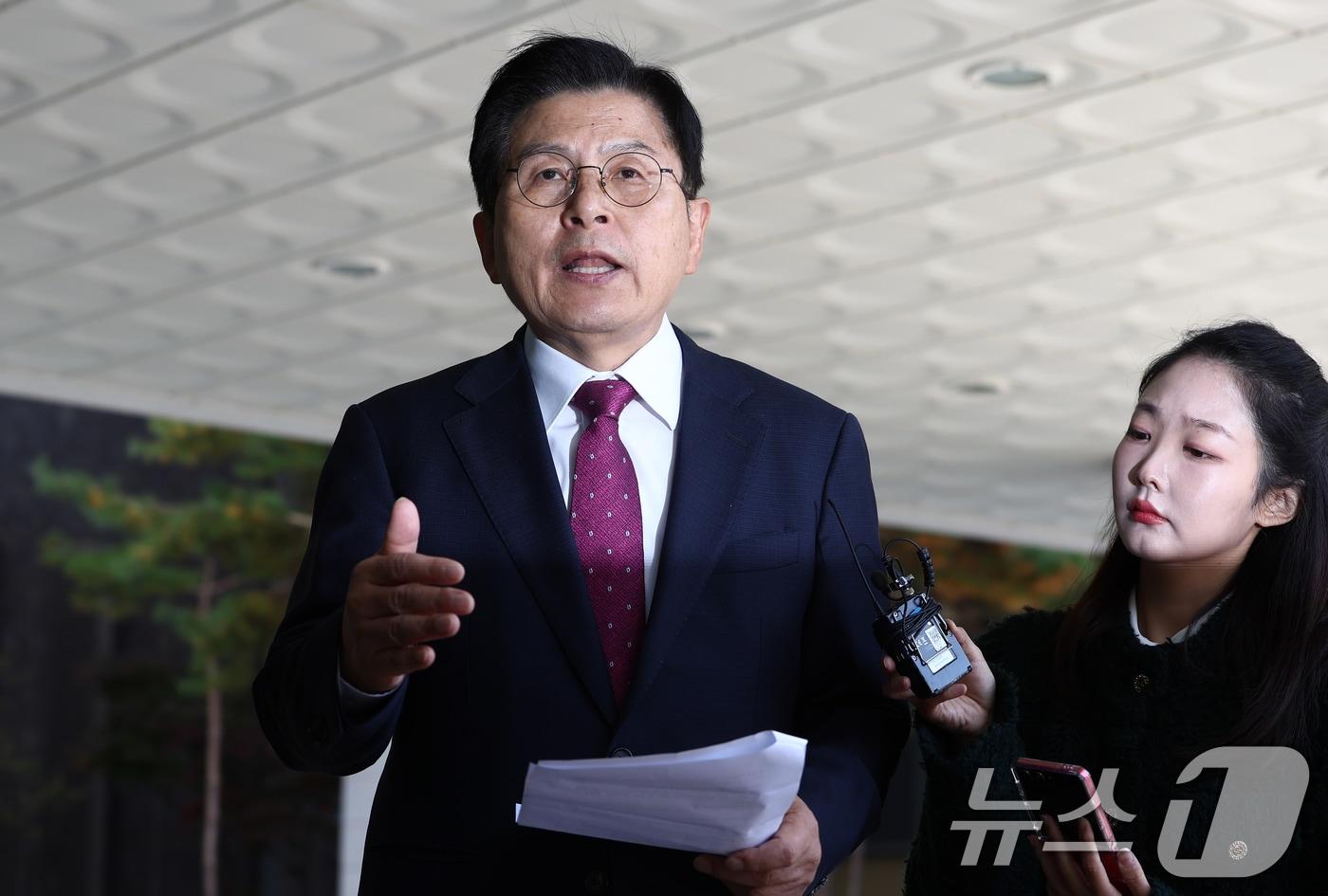 내란 선전·선동 혐의 관련 내란특검팀에 의해 체포된 황교안 전 국무총리가 12일 오전 서울 서초구 내란 특검 사무실이 마련된 서울고등검찰청에서 입장을 밝히고 있다. 2025.11.12/뉴스1 ⓒ News1 김민지 기자