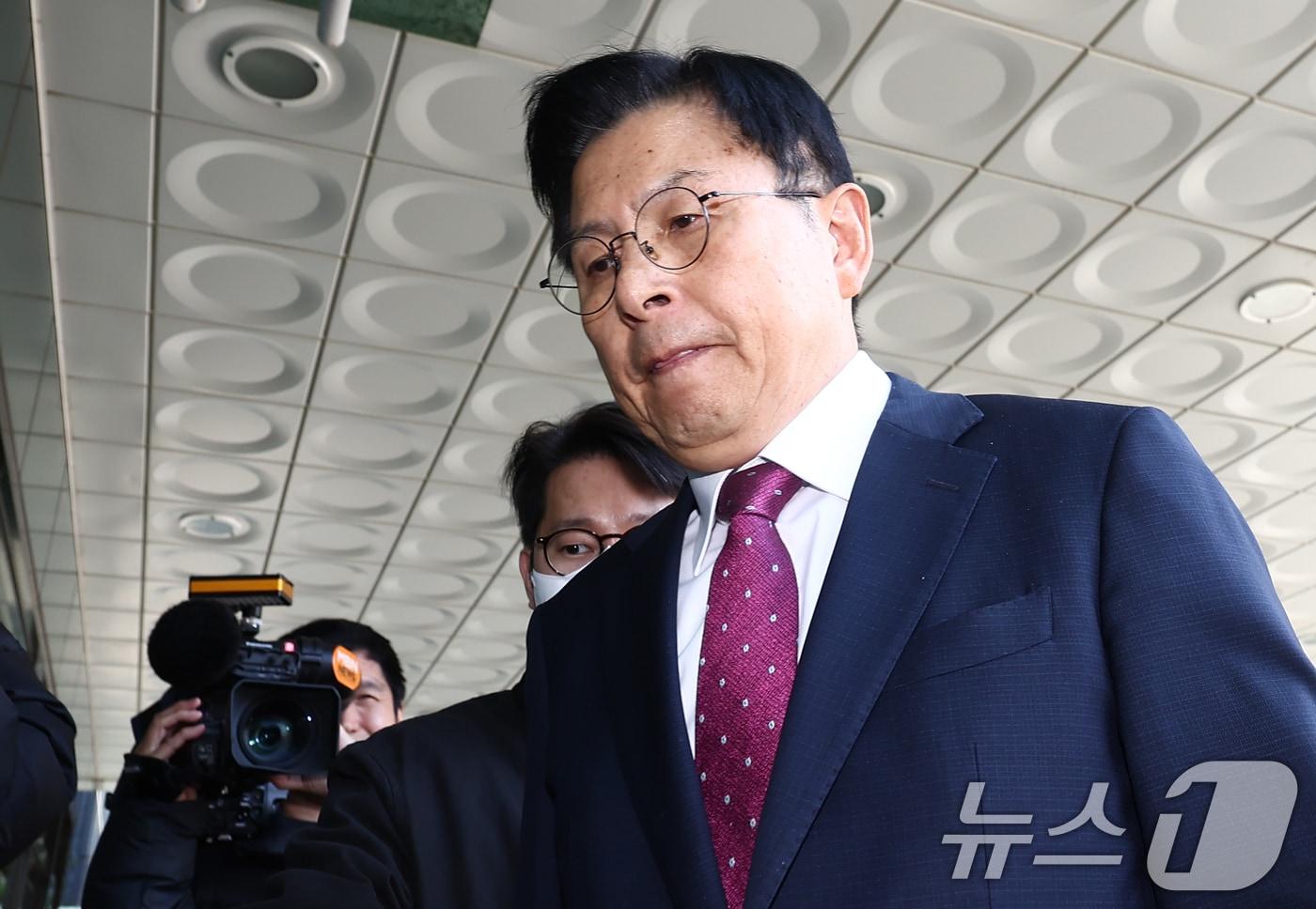 내란 선전·선동 혐의 관련 내란특검팀에 의해 체포된 황교안 전 국무총리가 12일 오전 서울 서초구 내란 특검 사무실이 마련된 서울고등검찰청으로 들어서고 있다./뉴스1 ⓒ News1 김민지 기자