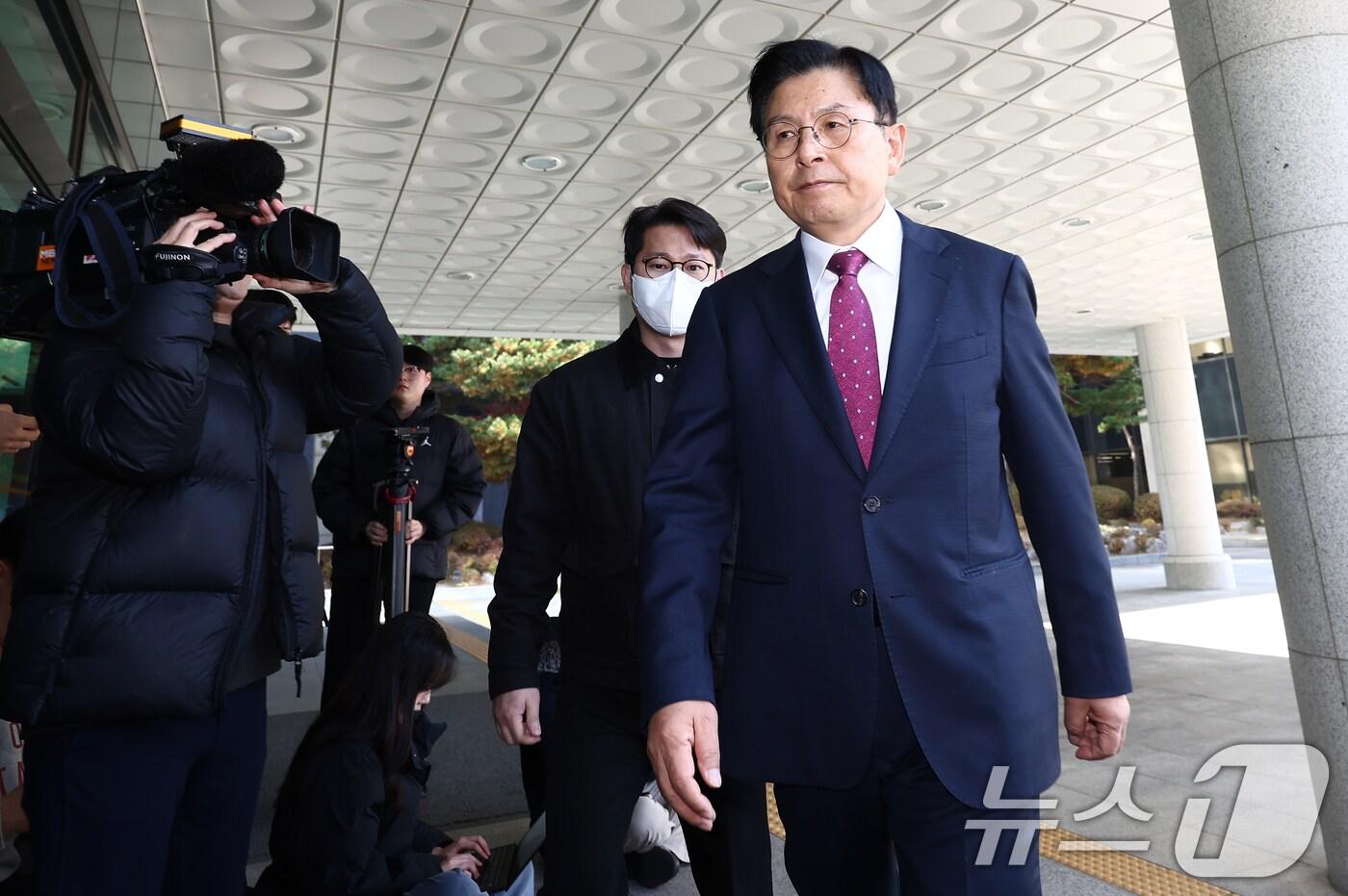 내란 선전·선동 혐의 관련 내란특검팀에 의해 체포된 황교안 전 국무총리가 12일 오전 서울 서초구 내란 특검 사무실이 마련된 서울고등검찰청으로 들어서고 있다. 2025.11.12/뉴스1 ⓒ News1 김민지 기자